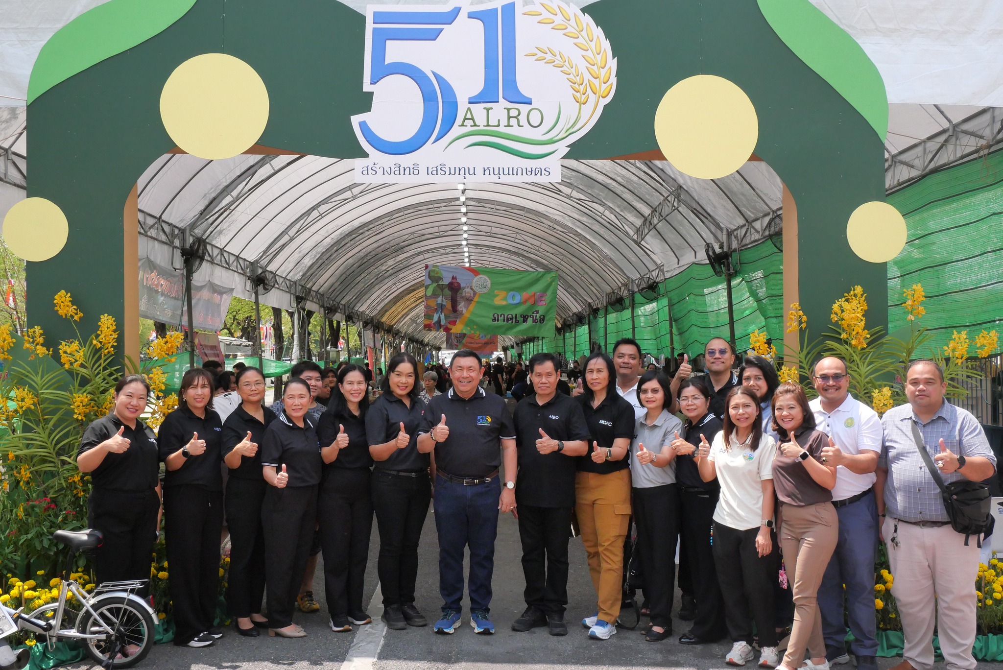 title - เลขาธิการ ส.ป.ก. เยี่ยมทักทายเกษตรกรและซื้อสินค้าในบรรยากาศวันสุดท้ายของการออกร้านขายสินค้า จากเขตปฏิรูปที่ดิน ส่งท้ายงานครบรอบ 51 ปี ส.ป.ก.